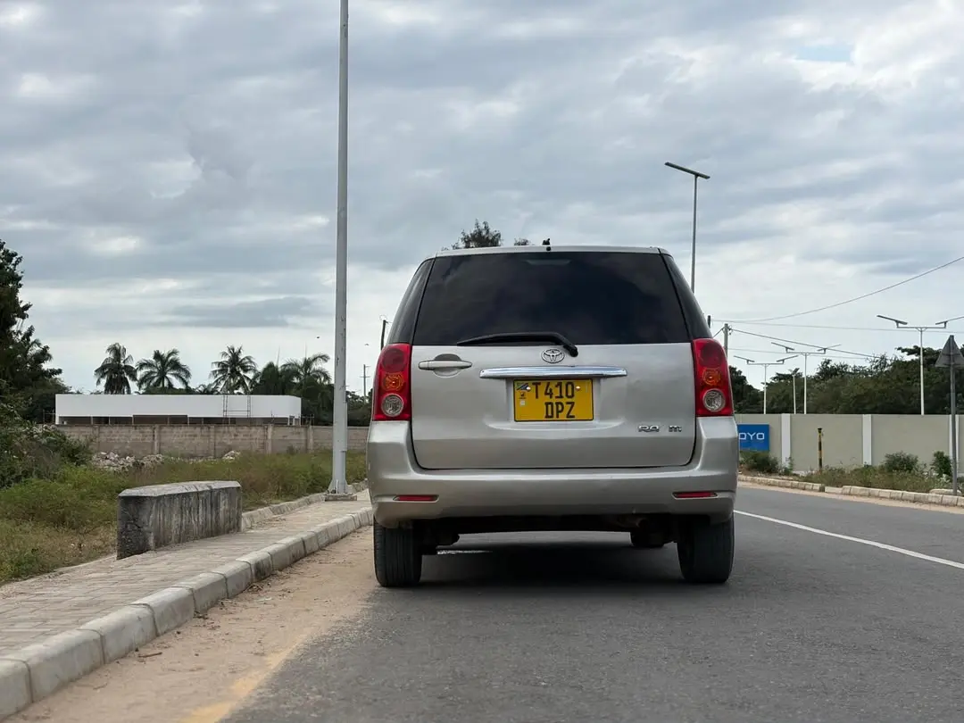 Toyota Raum - Silver thumbnail 3