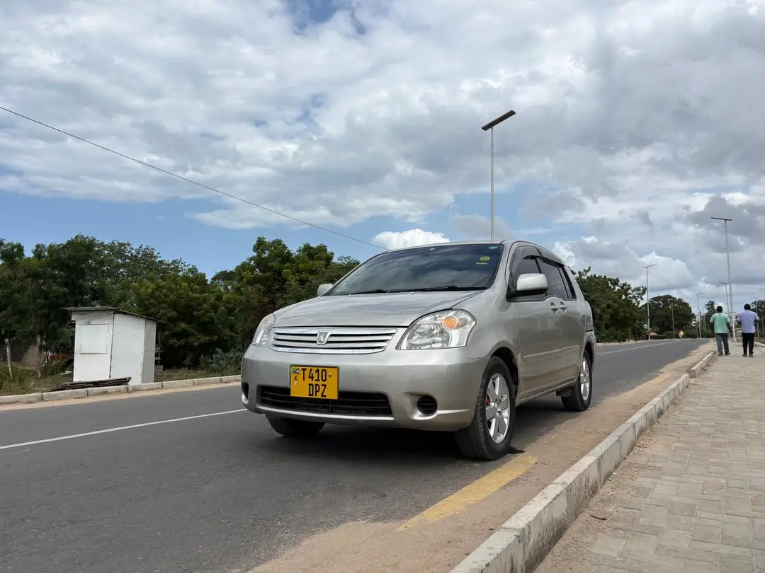 Toyota Raum - Silver thumbnail 4