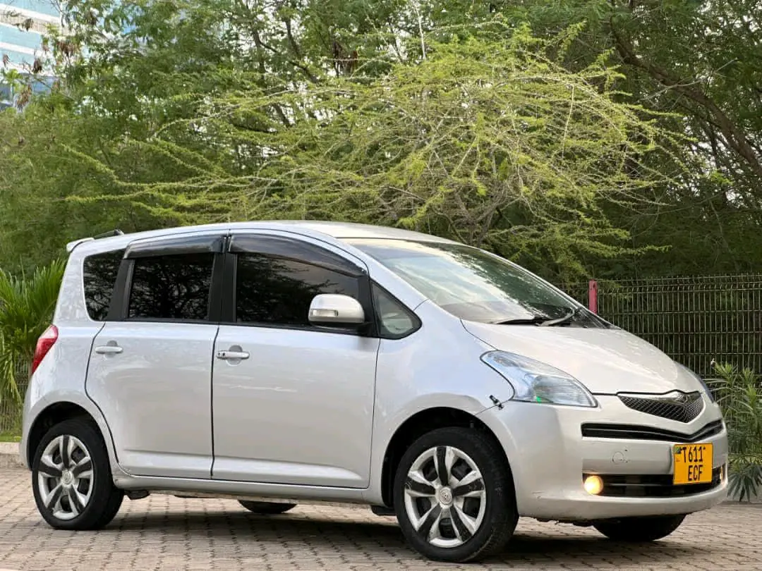 Toyota Ractis 2006 Automatic Silver thumbnail 2