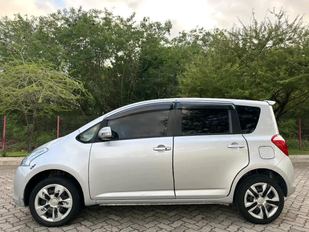 Toyota Ractis 2006 Automatic Silver thumbnail 3