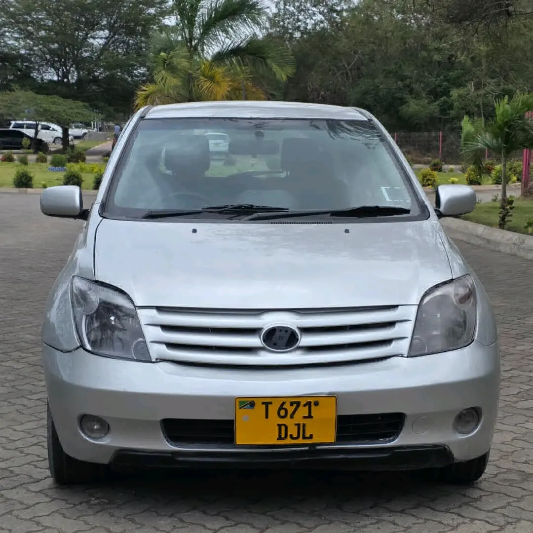 Toyota Ist 2005 Silver kwa Mauzo