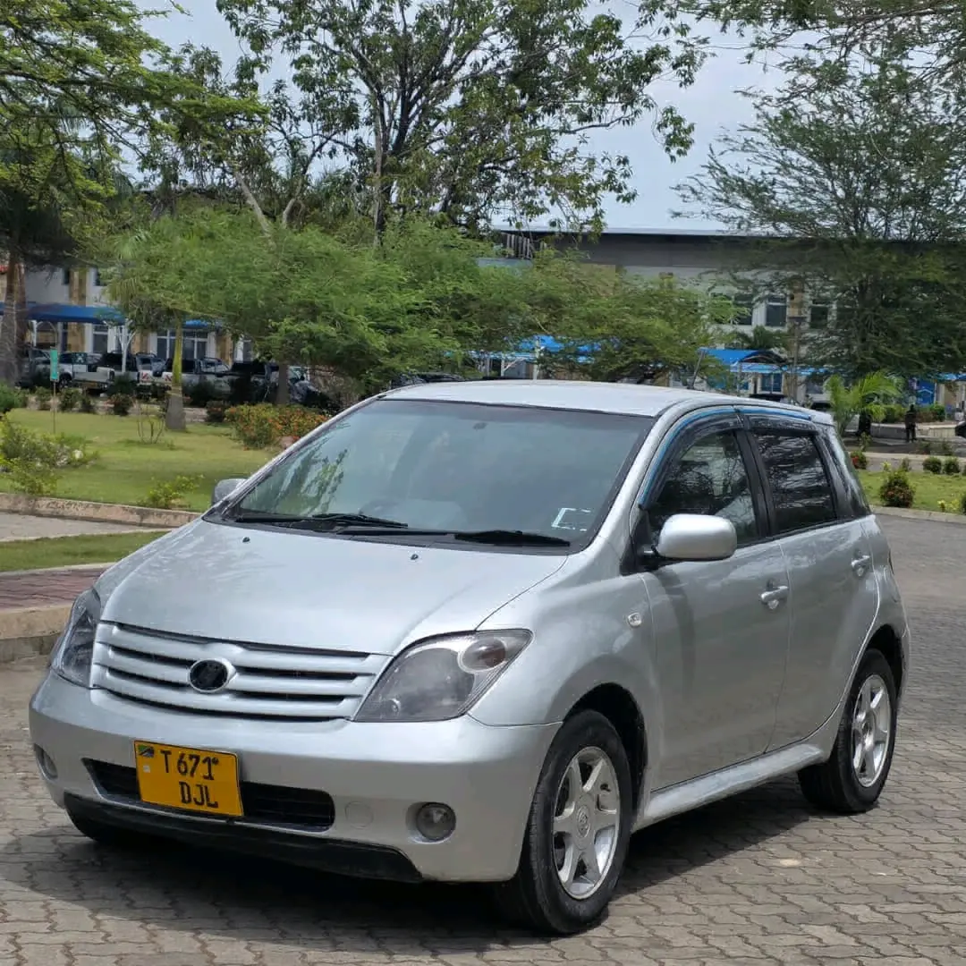 Toyota Ist 2005 Silver kwa Mauzo thumbnail 3