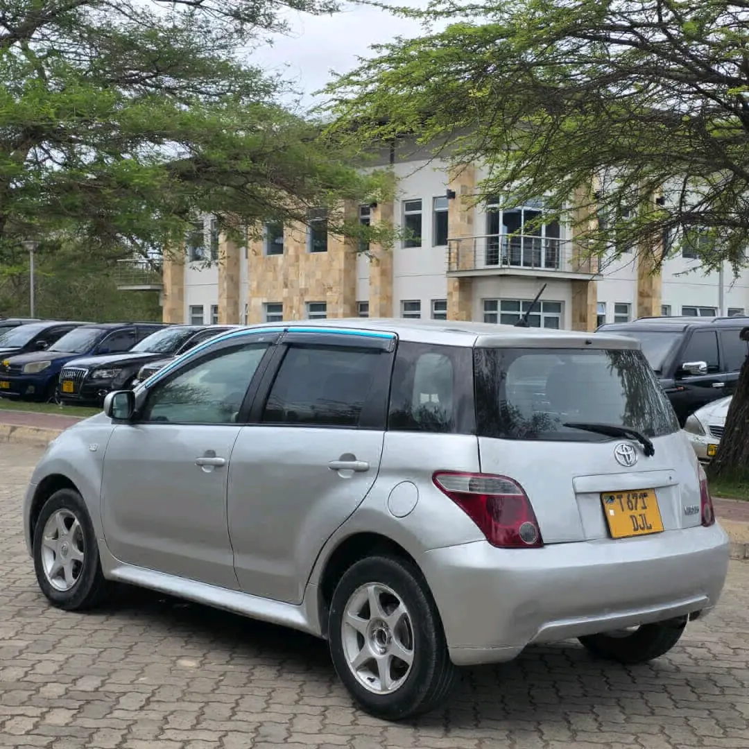 Toyota Ist 2005 Silver kwa Mauzo thumbnail 4