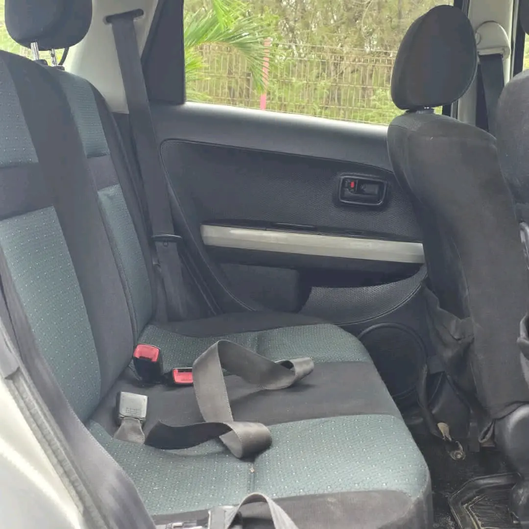 Toyota Ist 2005 Silver kwa Mauzo thumbnail 6