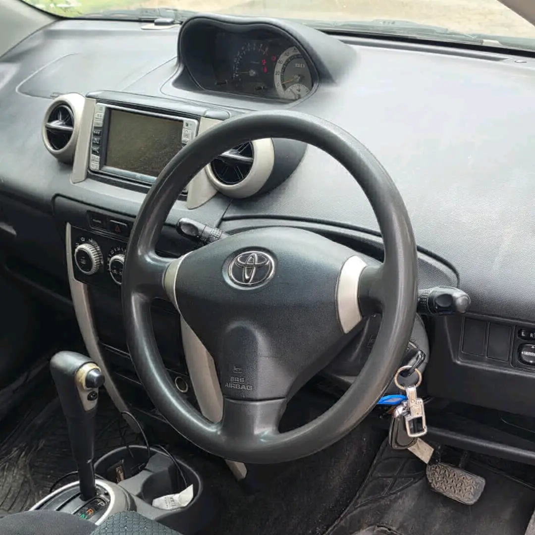 Toyota Ist 2005 Silver kwa Mauzo thumbnail 7