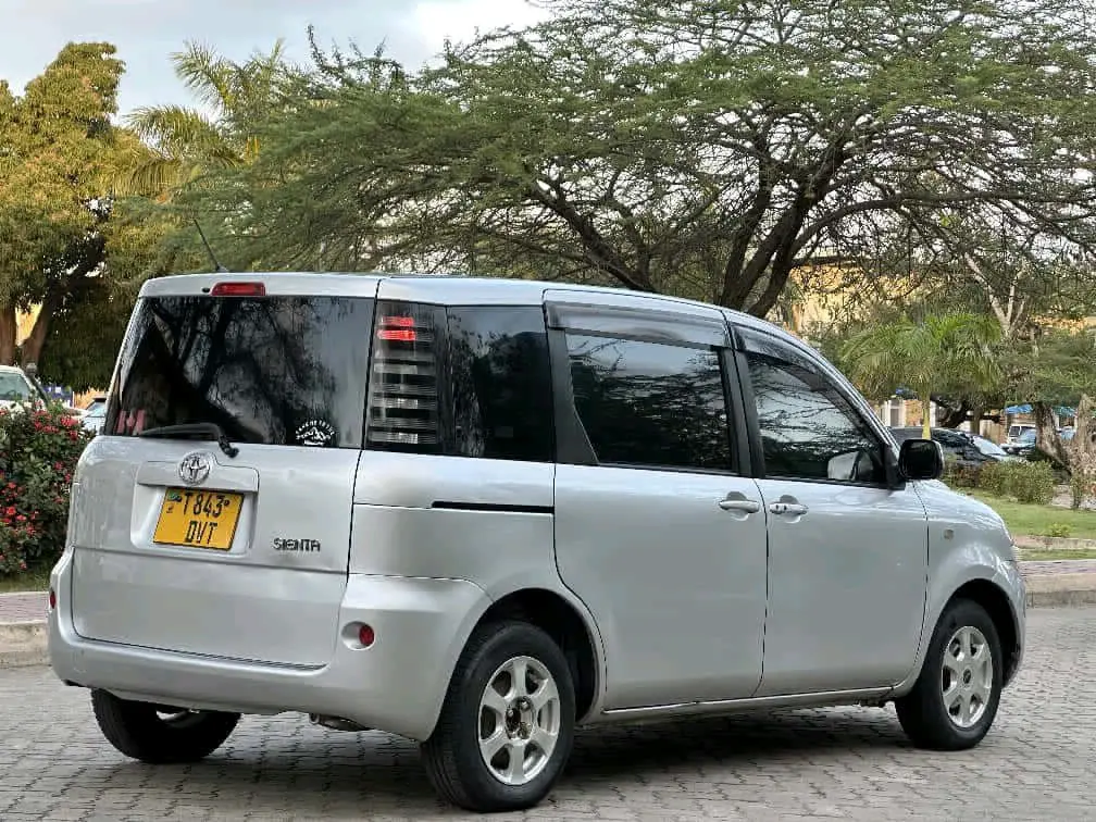 Toyota Sienta 2005 thumbnail 4