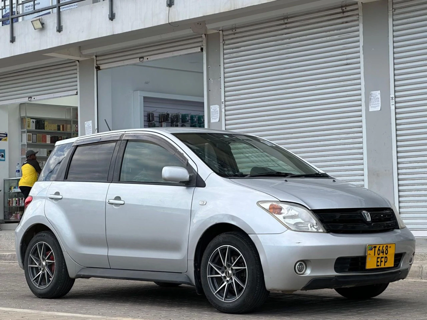 Toyota IST 2003 Silver - Mint Condition, Japan Import thumbnail 8