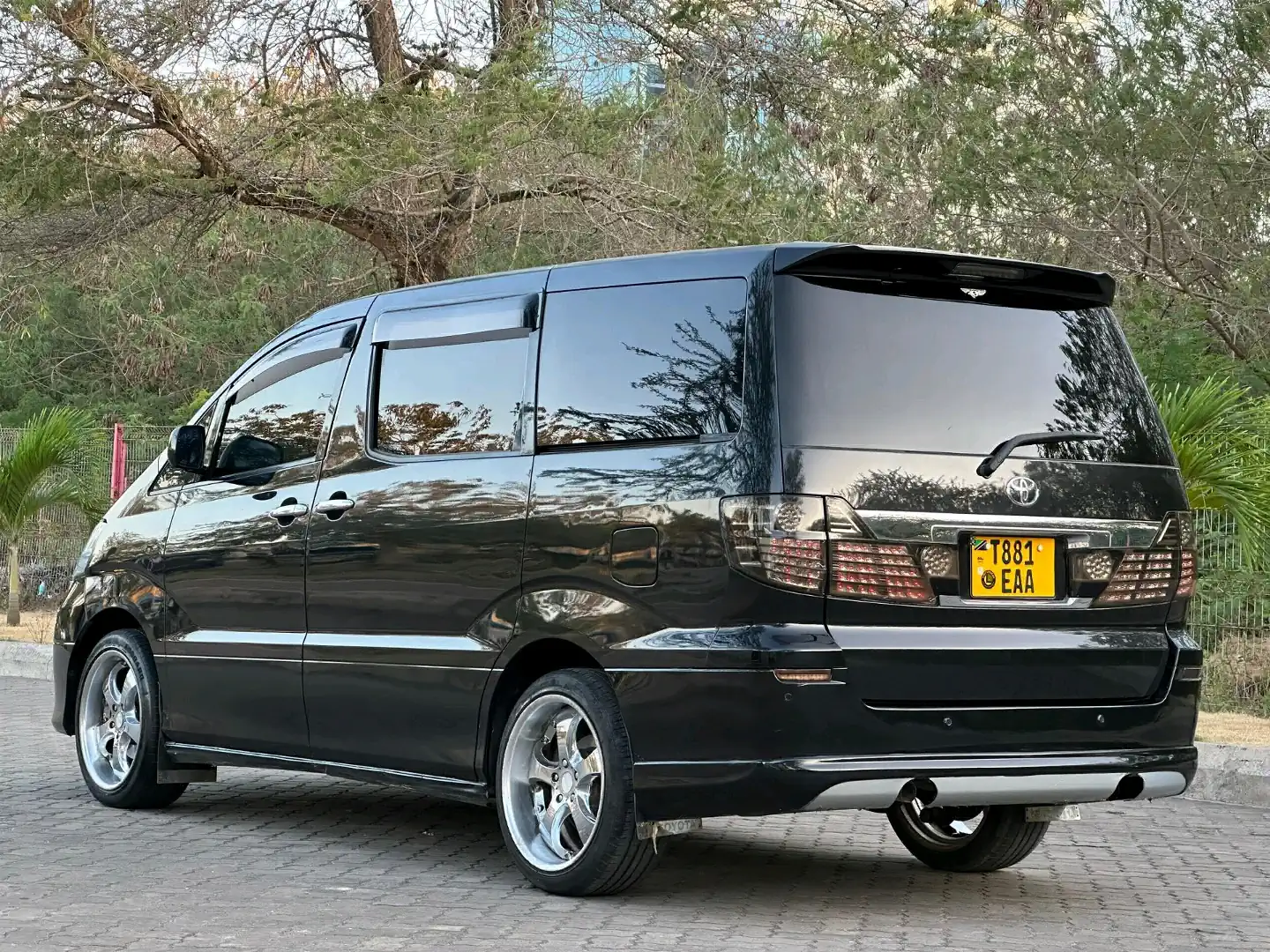 Used 2005 Black Toyota Alphard Van thumbnail 4