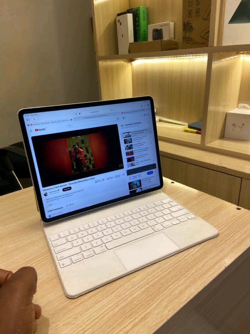 IPad Pro 12.9-inch (3rd Gen) 256GB Wi-Fi + Free Magic Keyboard thumbnail 2