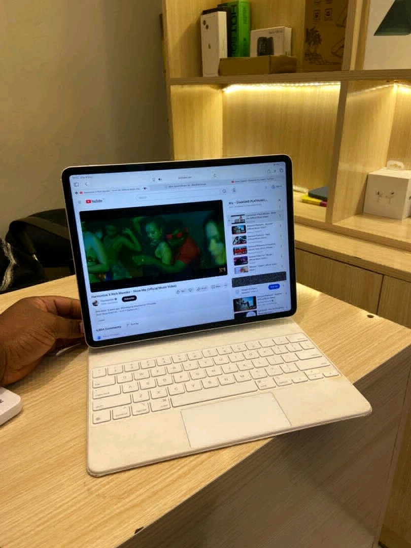 IPad Pro 12.9-inch (3rd Gen) 256GB Wi-Fi + Free Magic Keyboard thumbnail 3