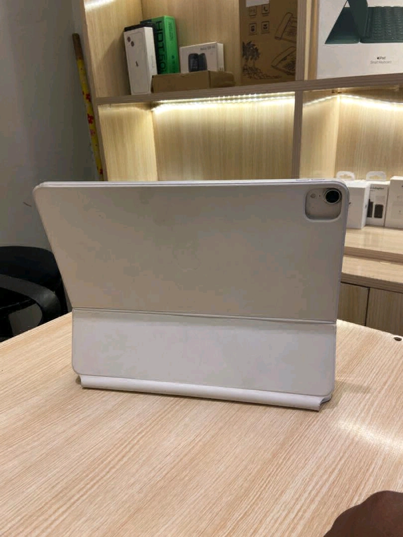 IPad Pro 12.9-inch (3rd Gen) 256GB Wi-Fi + Free Magic Keyboard thumbnail 4