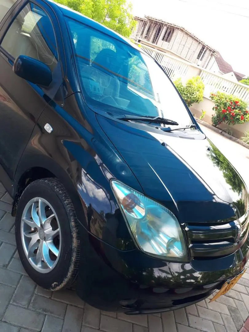 Toyota Ist Nyeusi