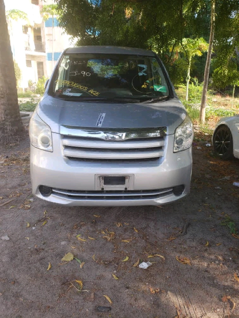 Silver Toyota Noah/Voxy Minivan
