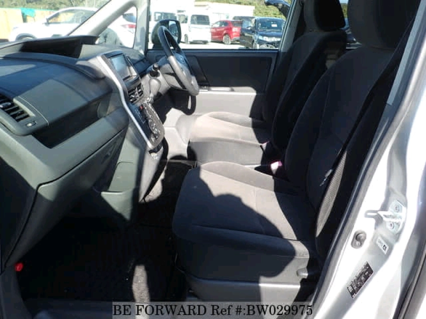 Silver Toyota Noah/Voxy Minivan thumbnail 5