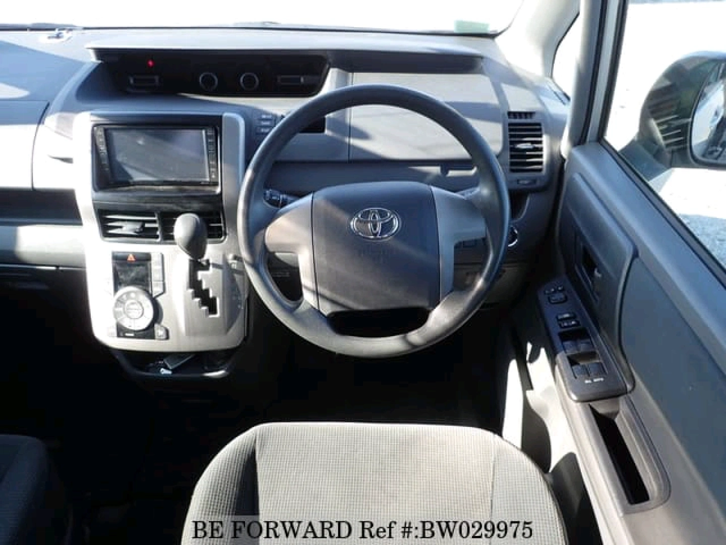 Silver Toyota Noah/Voxy Minivan thumbnail 8