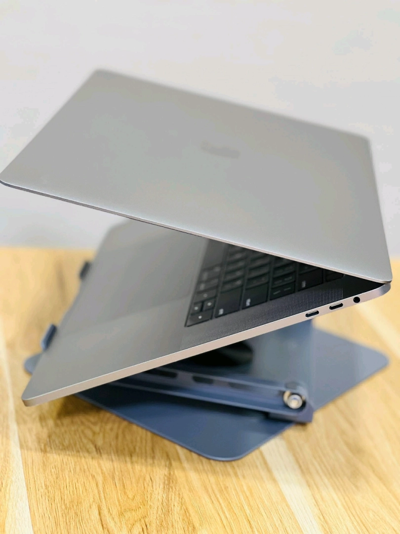 MacBook Pro 2019 16-inch Core i9 32GB RAM thumbnail 2