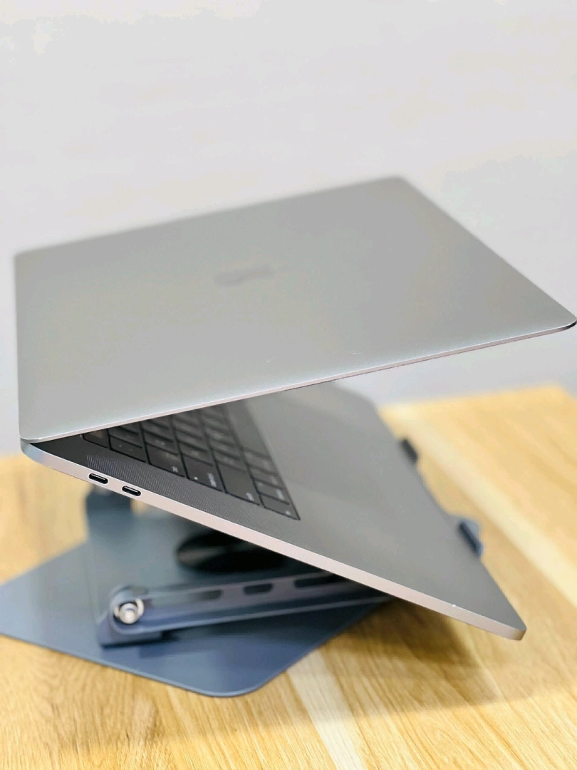 MacBook Pro 2019 16-inch Core i9 32GB RAM thumbnail 3