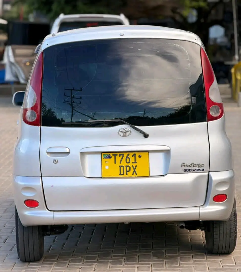 Toyota Fun Cargo Silver 7.8M TZS thumbnail 3