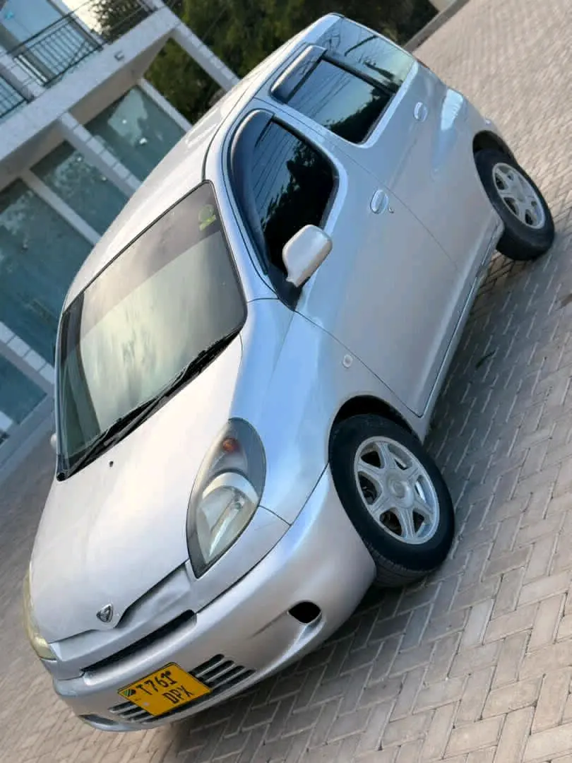 Toyota Fun Cargo Silver 7.8M TZS thumbnail 4
