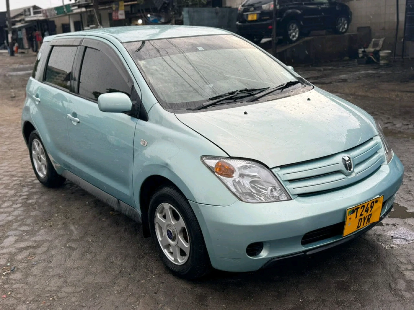 Used Toyota Ist 2005 Model with Low Mileage thumbnail 3