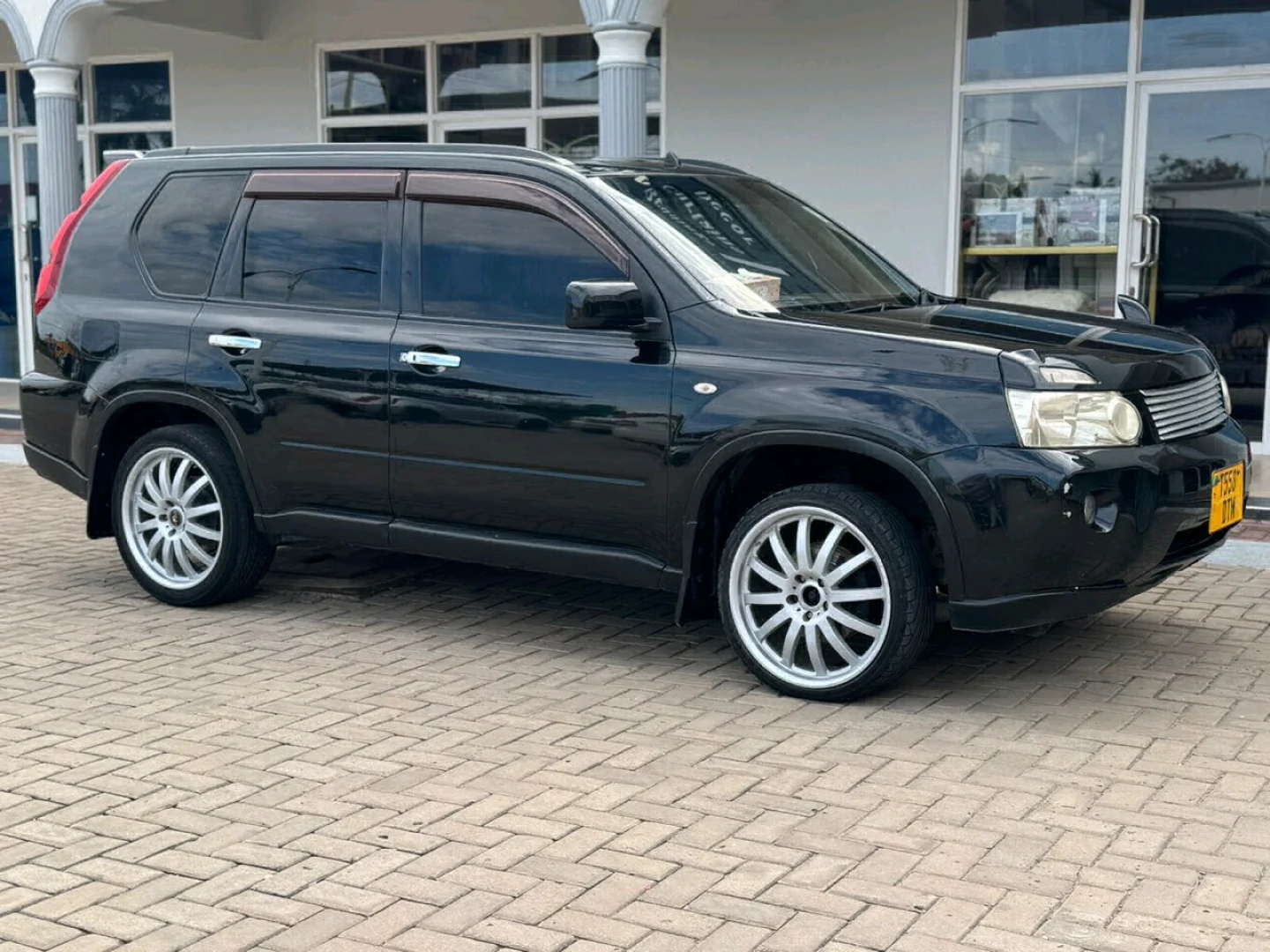 Black Nissan X-Trail SUV New Model 1990cc thumbnail 4