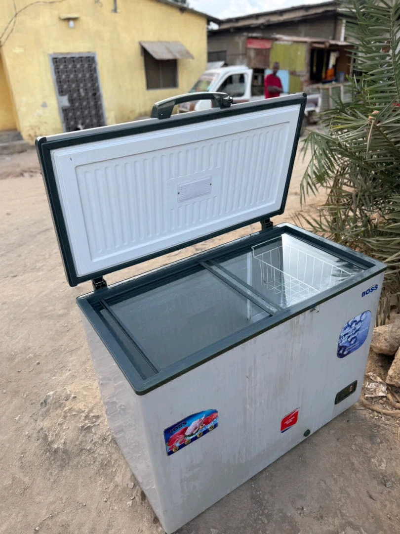 Boss 300L White Chest Freezer thumbnail 2