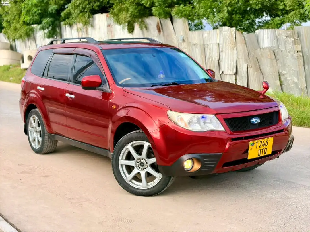 Red Subaru Forester SUV (DTQ) thumbnail 3