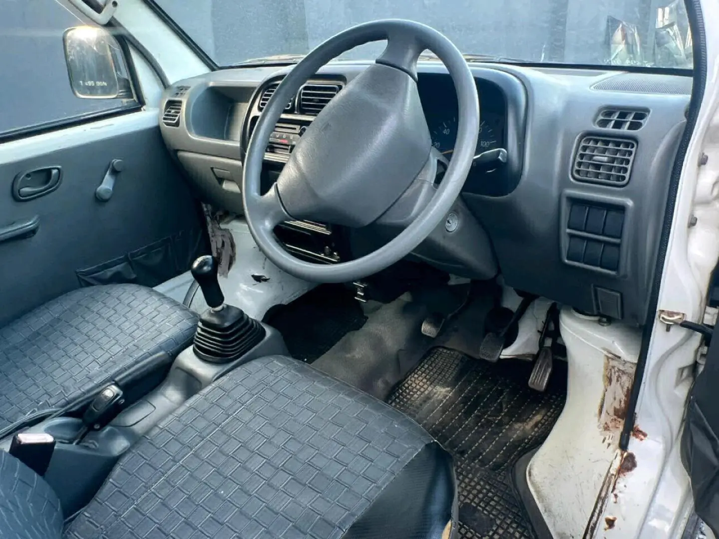 Suzuki Carry Mini-Truck 2000 Model thumbnail 6