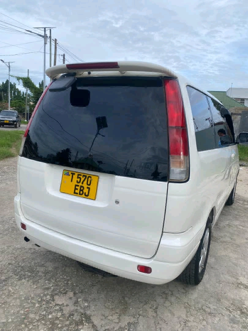 Toyota Noah SR40 Automatic Van thumbnail 2