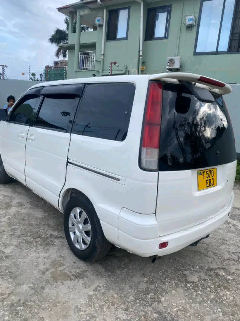 Toyota Noah SR40 Automatic Van thumbnail 3