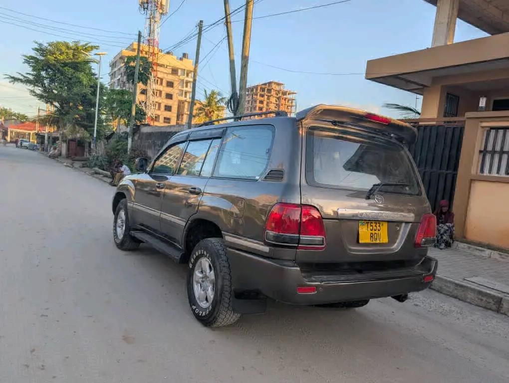 Toyota Land Cruiser VX 2001 thumbnail 2
