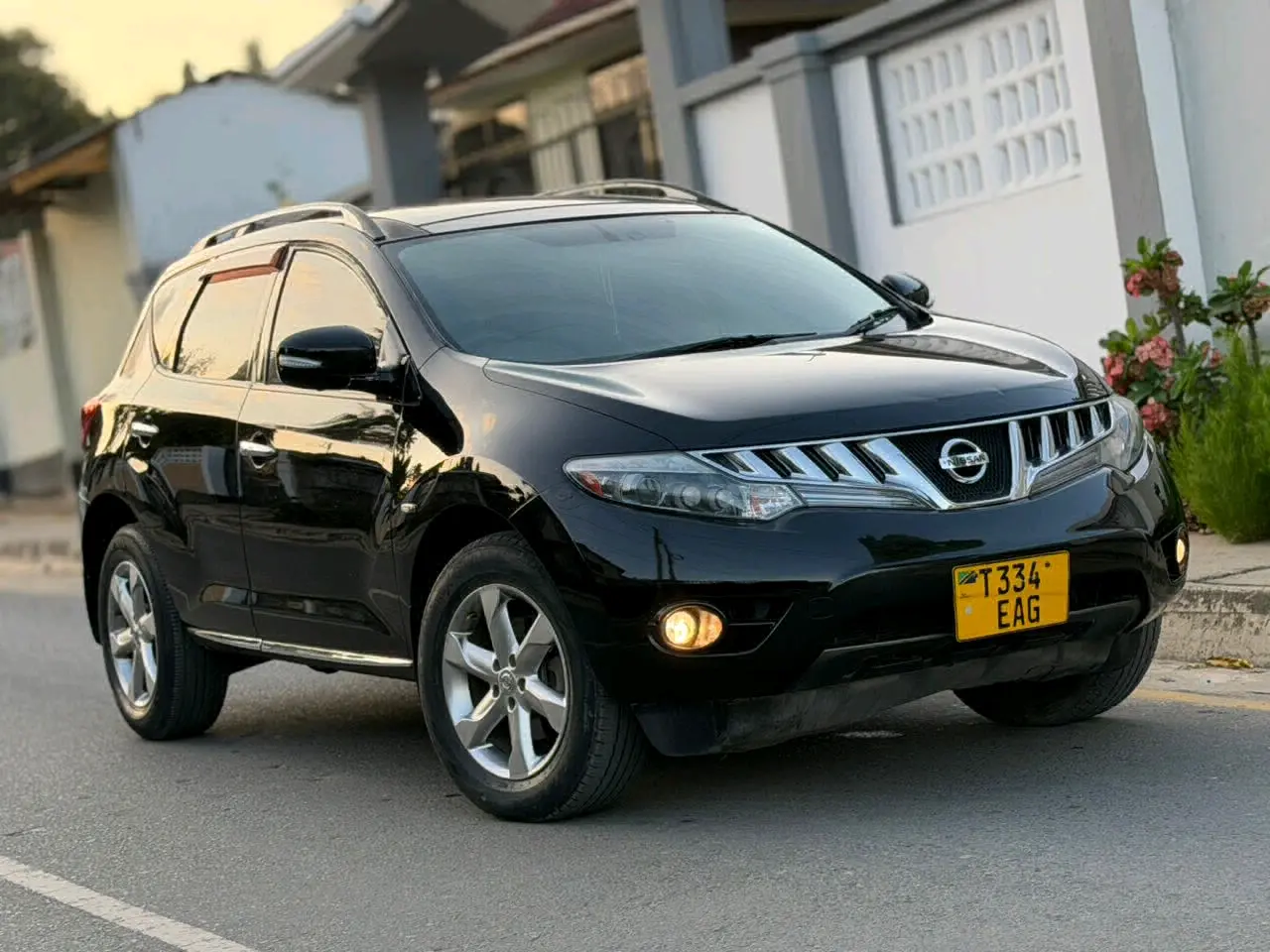 Nissan Murano SUV Black (2490cc) thumbnail 2