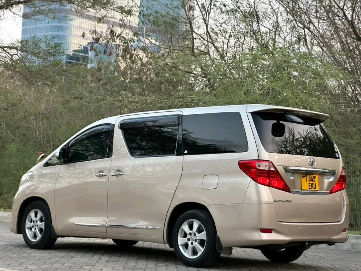 Toyota Alphard Minivan 2008 Model thumbnail 3