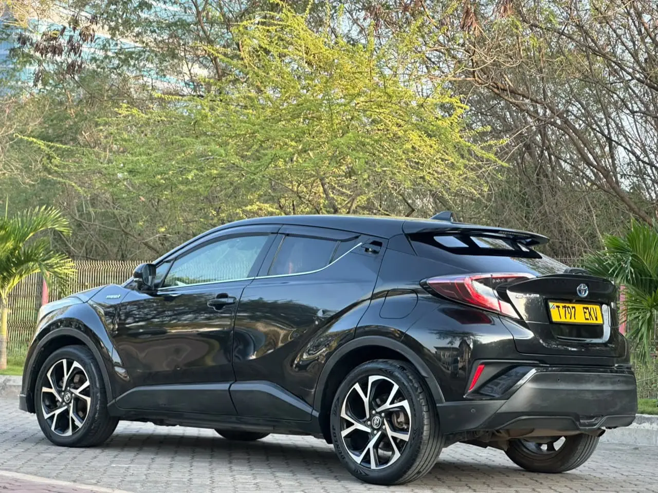 Toyota C-HR 2017 Hybrid thumbnail 3