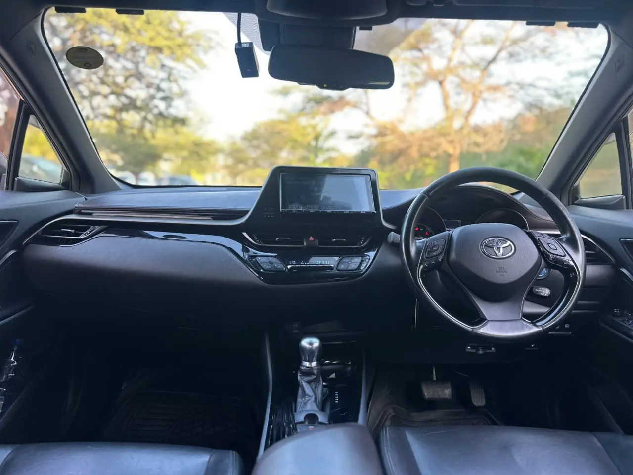Toyota C-HR 2017 Hybrid thumbnail 4