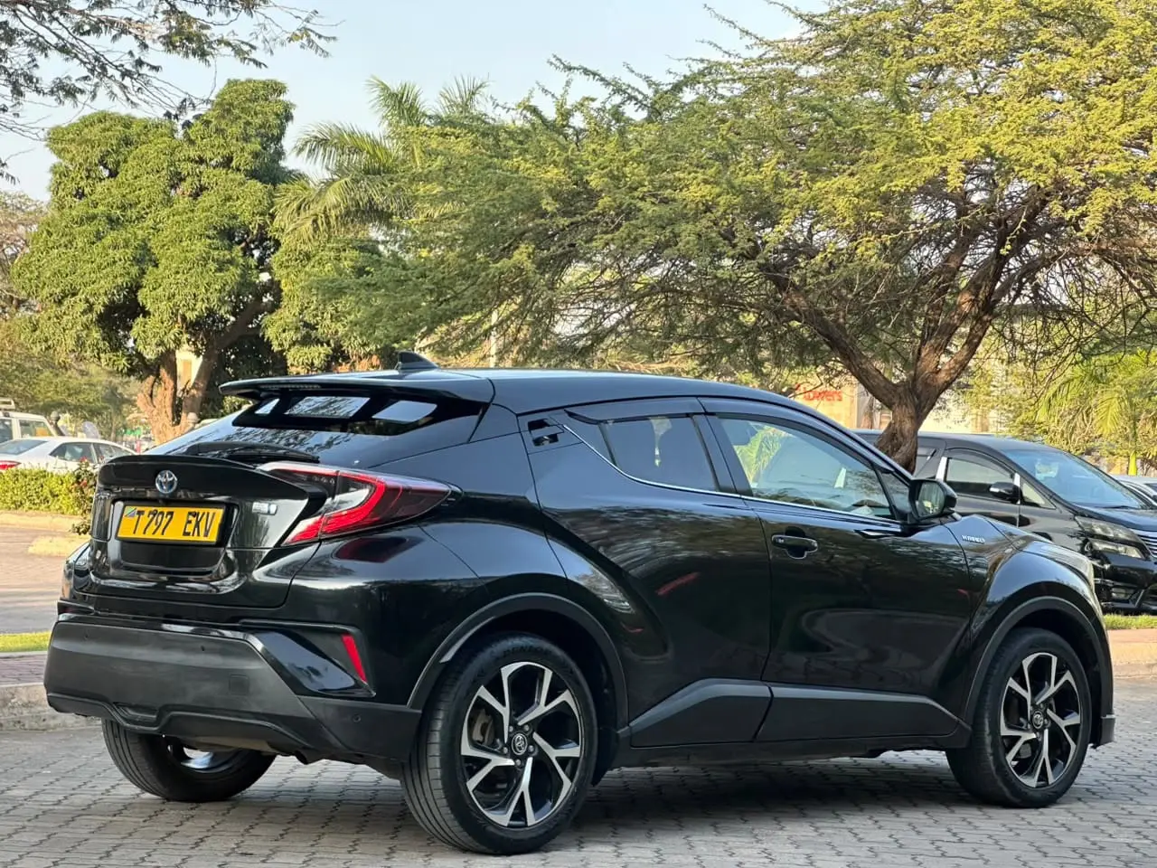 Toyota C-HR 2017 Hybrid thumbnail 8
