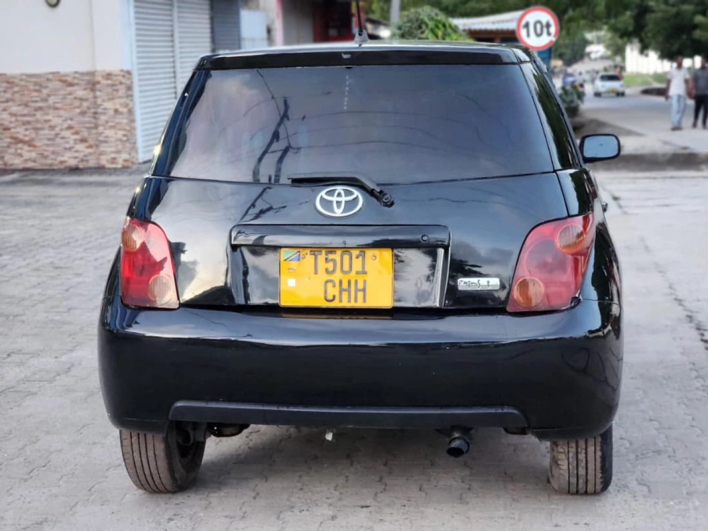 Black Toyota Ist 1.2L Hatchback for Sale thumbnail 5