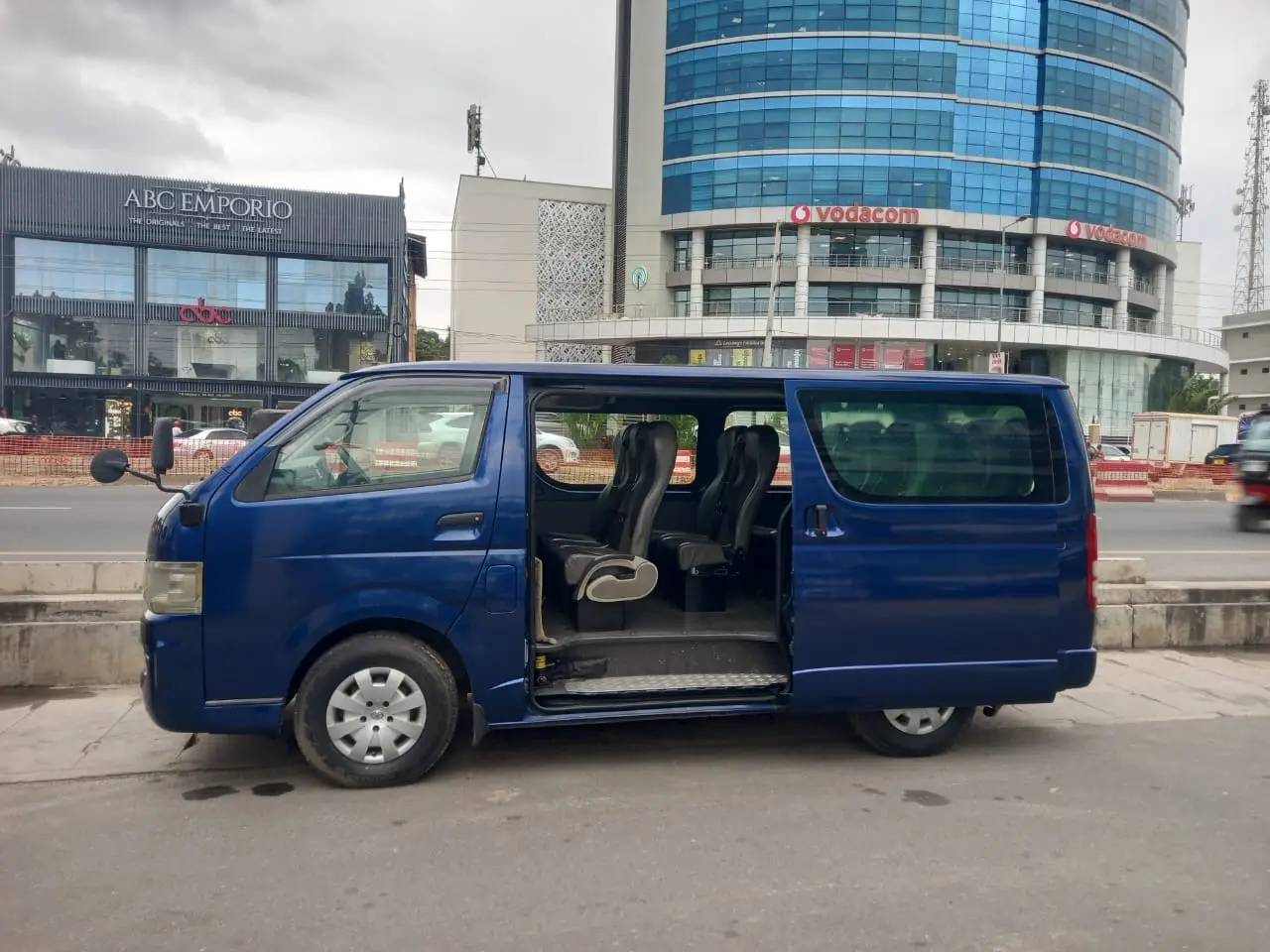 2004 Toyota Hiace (14 Seater) thumbnail 3