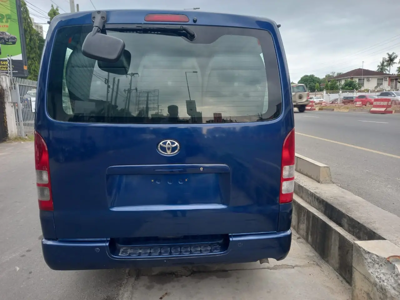 2004 Toyota Hiace (14 Seater) thumbnail 4