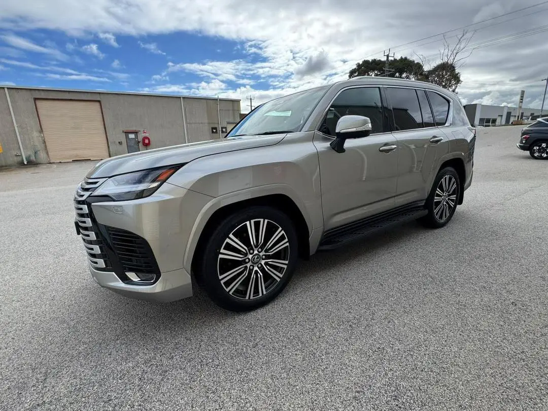 Lexus LX 500d 2026 thumbnail 4