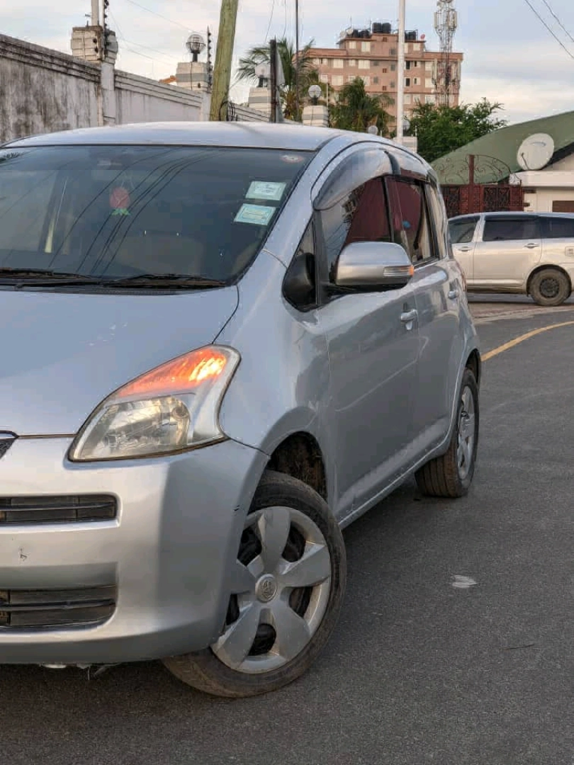 Toyota Ractis 2005 Silver Full AC thumbnail 3