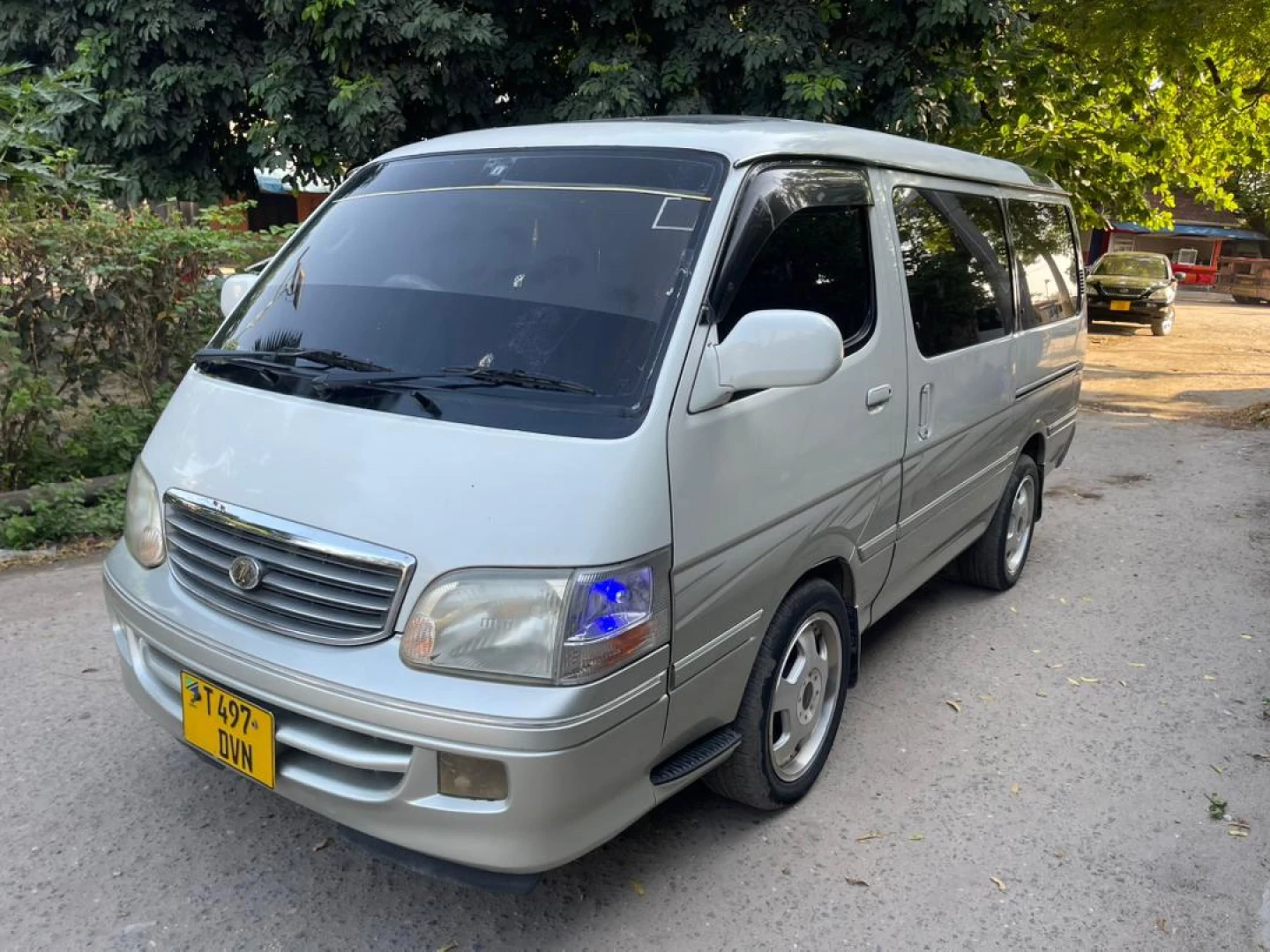 Toyota Hiace DVN Minibus (2796cc) thumbnail 2
