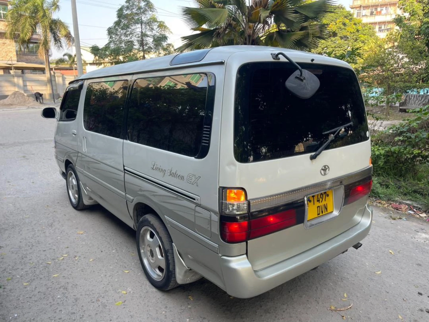 Toyota Hiace DVN Minibus (2796cc) thumbnail 3