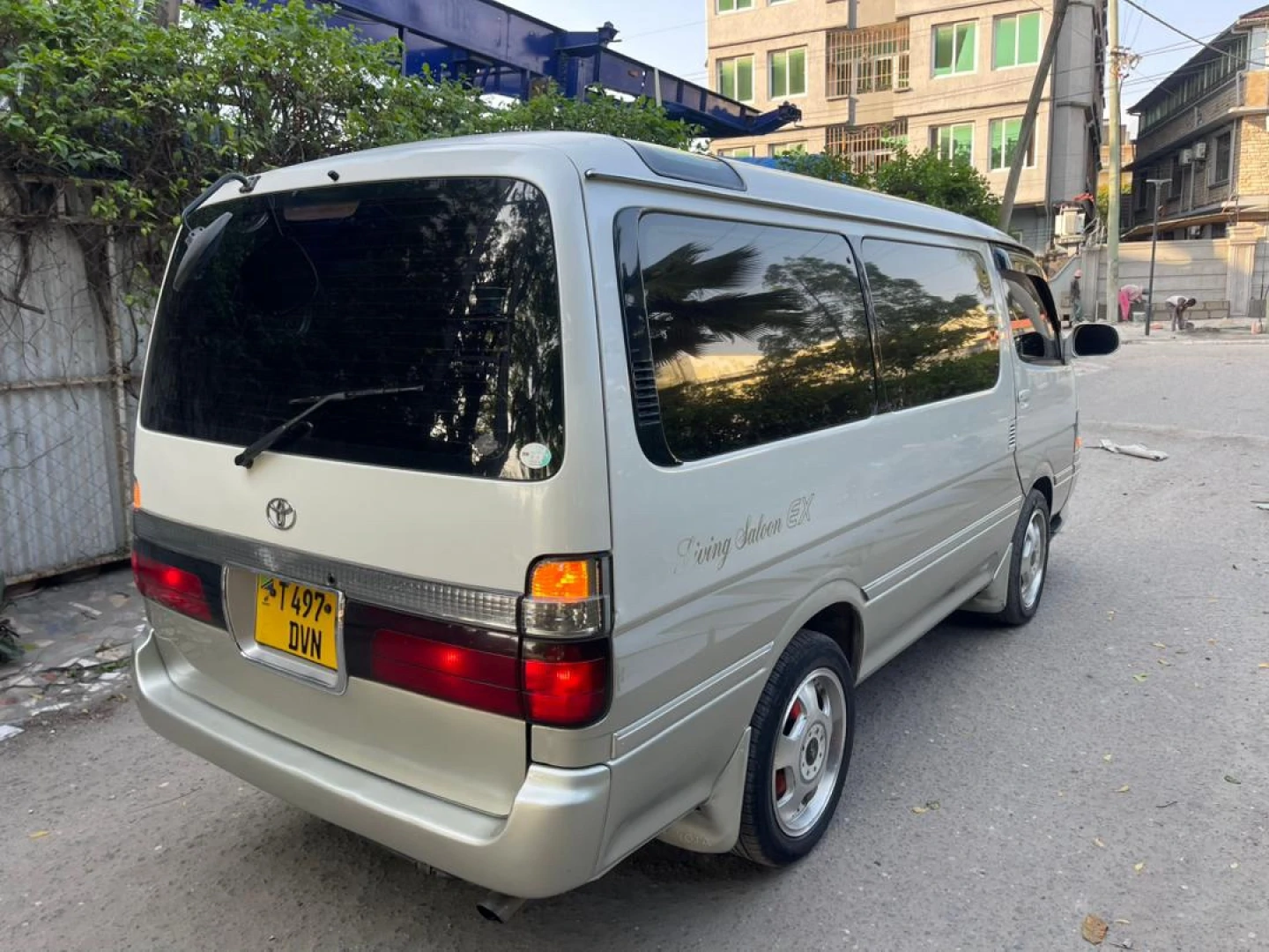 Toyota Hiace DVN Minibus (2796cc) thumbnail 4