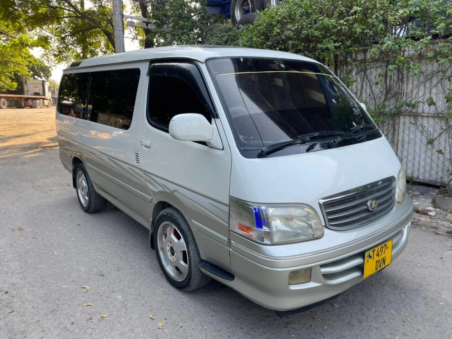 Toyota Hiace DVN Minibus (2796cc) thumbnail 8