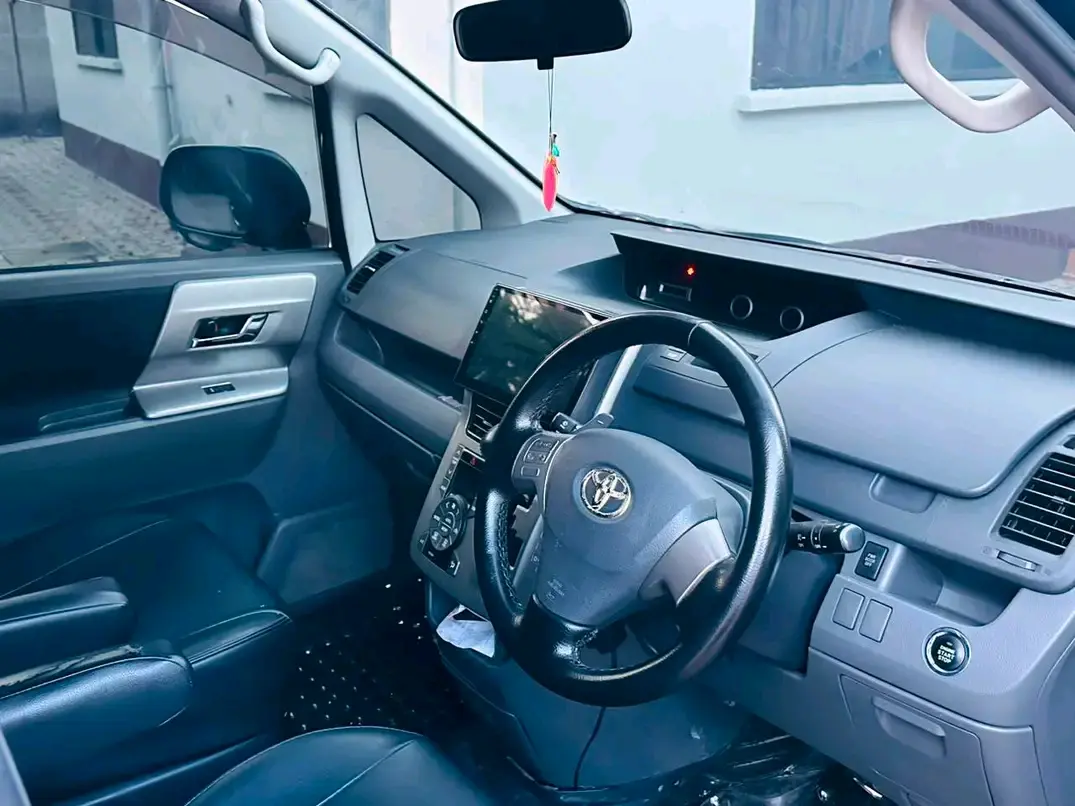 Toyota Noah 2009 thumbnail 2