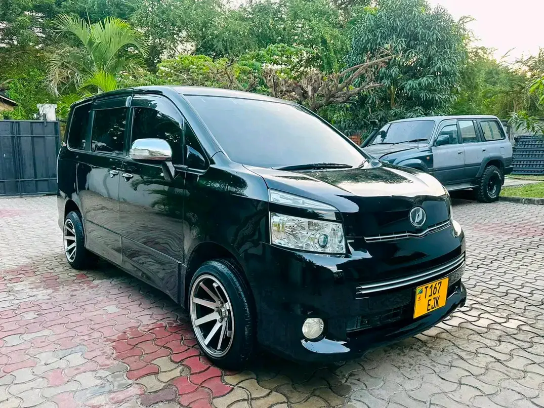 Toyota Noah 2009 thumbnail 3