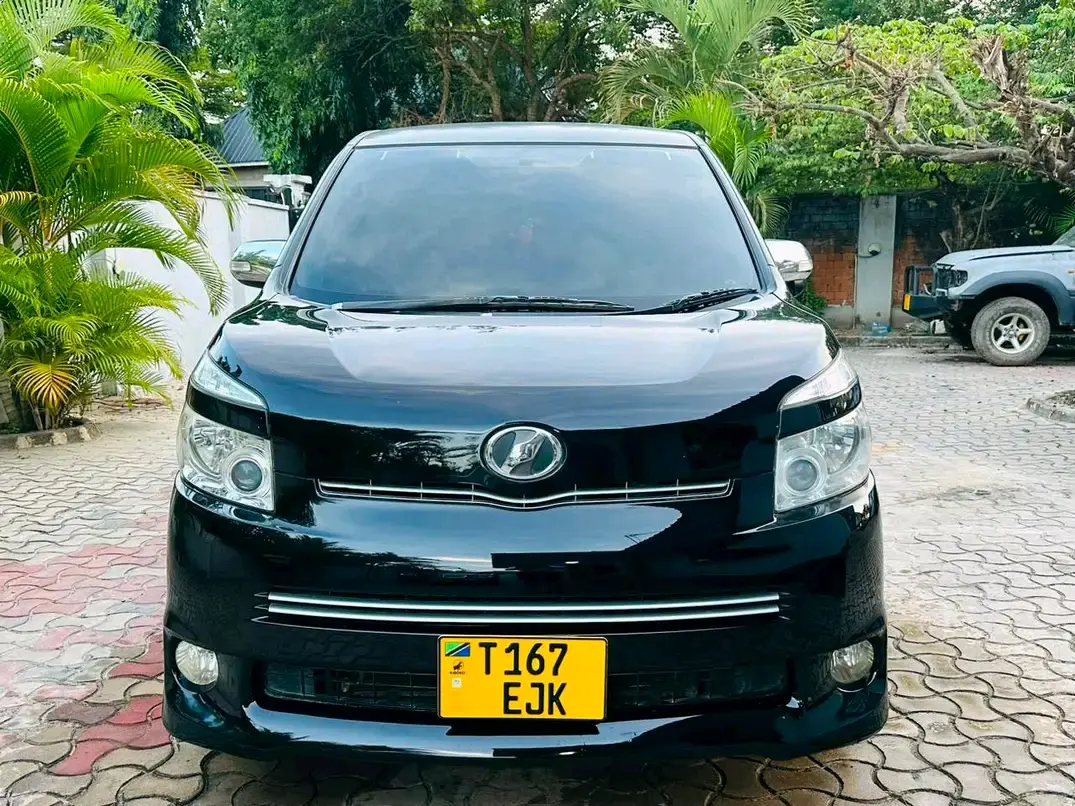 Toyota Noah 2009 thumbnail 4