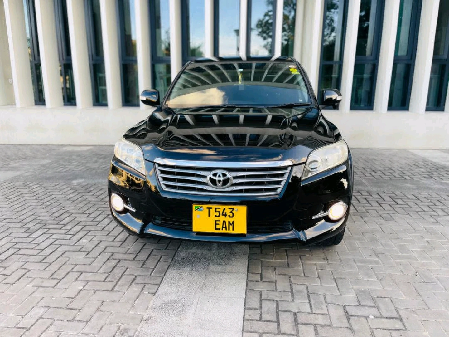 Black Toyota Vanguard 2012, 2360 CC