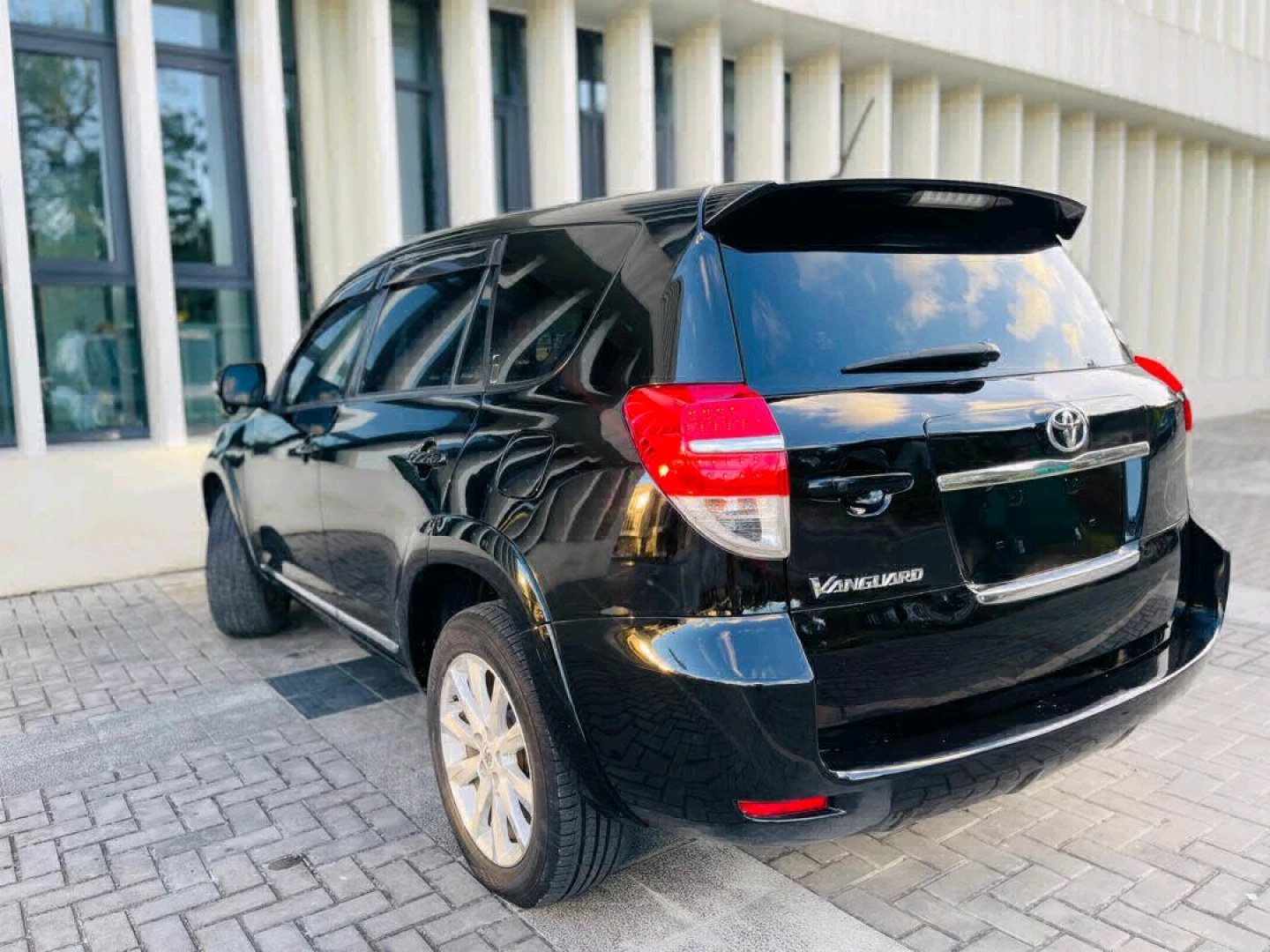 Black Toyota Vanguard 2012, 2360 CC thumbnail 3